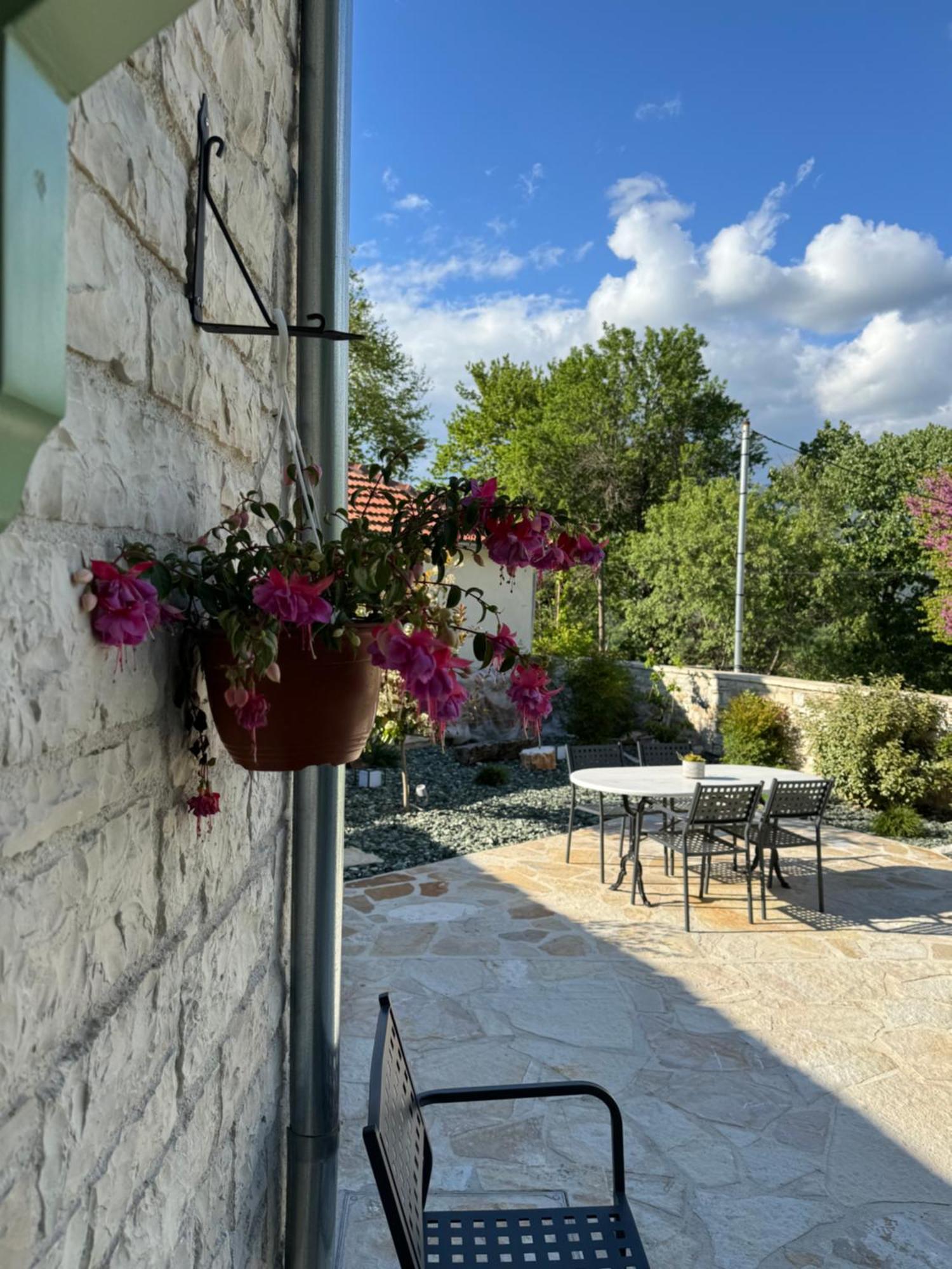 Aristi Boutique Stonehouse With Attic Apartment Bagian luar foto