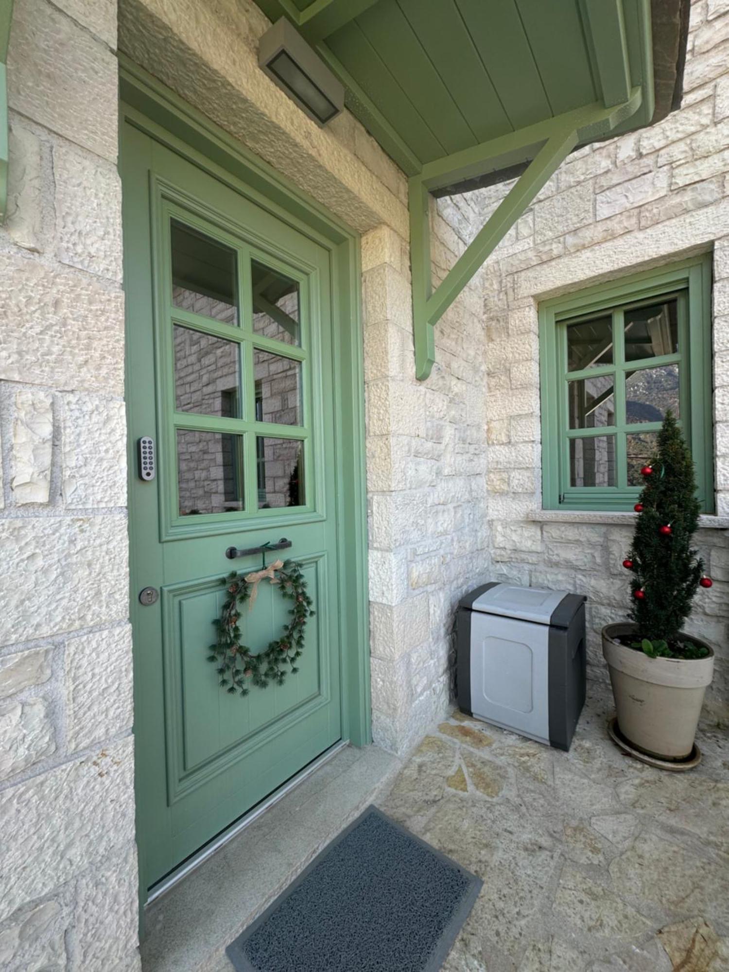 Aristi Boutique Stonehouse With Attic Apartment Bagian luar foto
